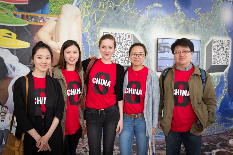 Caption: Studenten unterstützen die Preview als Übersetzer.